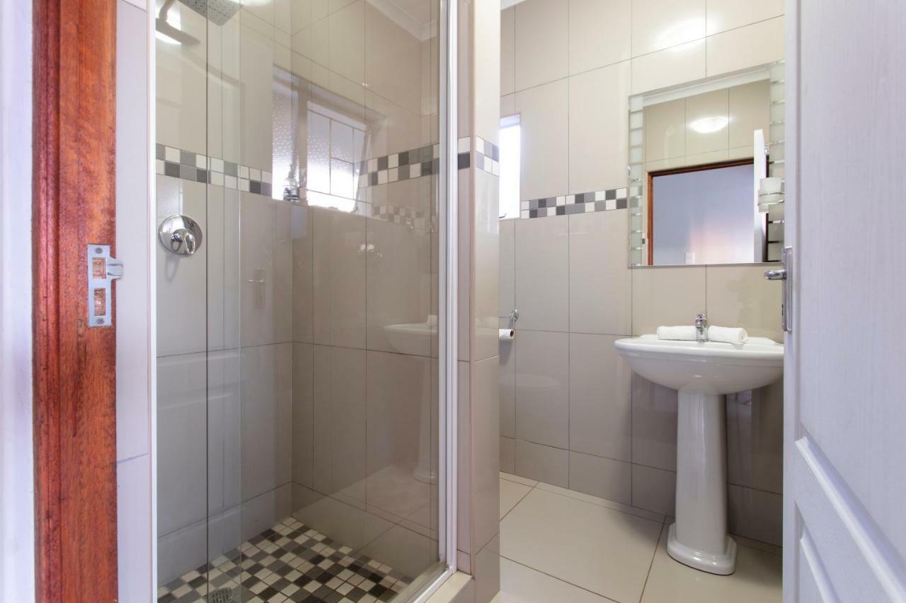 Nhà riêng 200 m² 1 phòng ngủ, 2 phòng tắm riêng ở Garsfontein Pretoria Ngoại thất bức ảnh