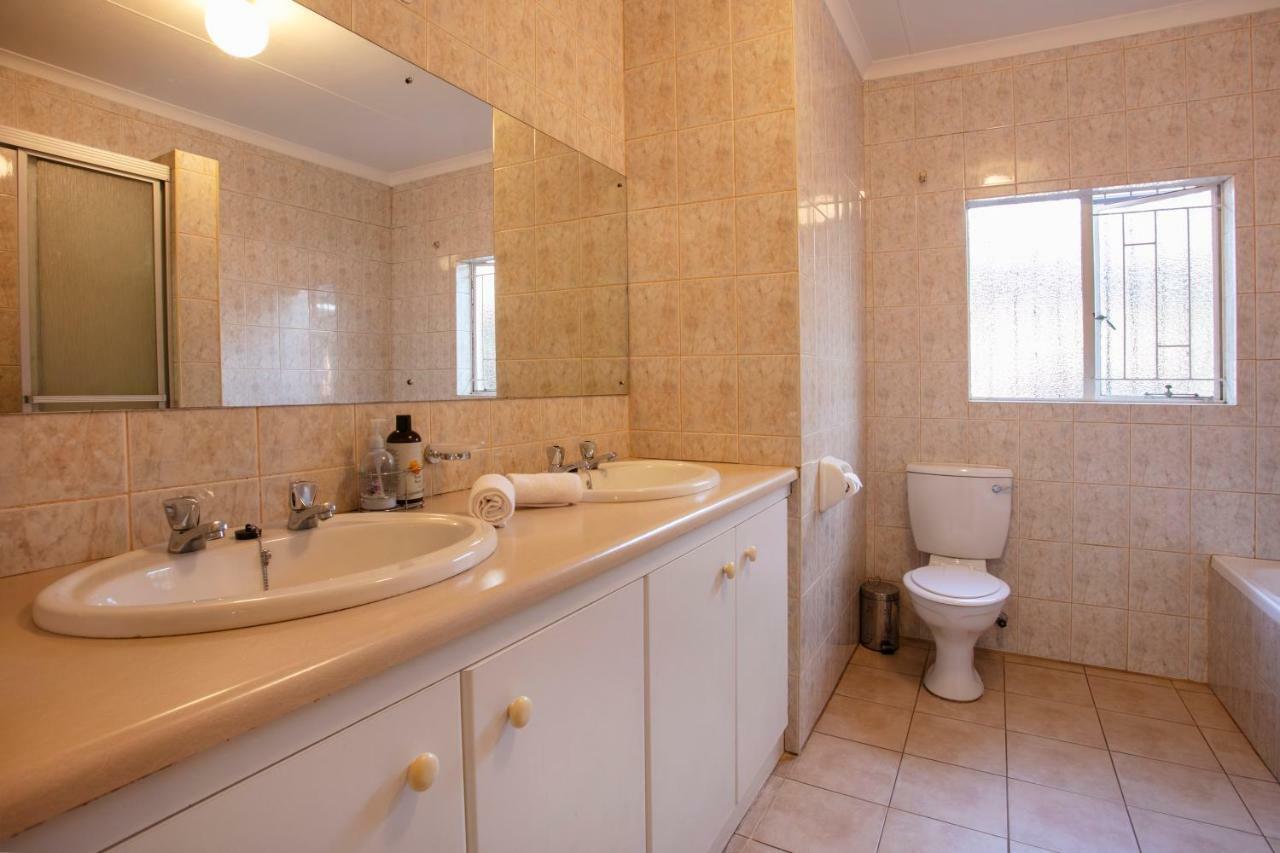 Nhà riêng 200 m² 1 phòng ngủ, 2 phòng tắm riêng ở Garsfontein Pretoria Ngoại thất bức ảnh