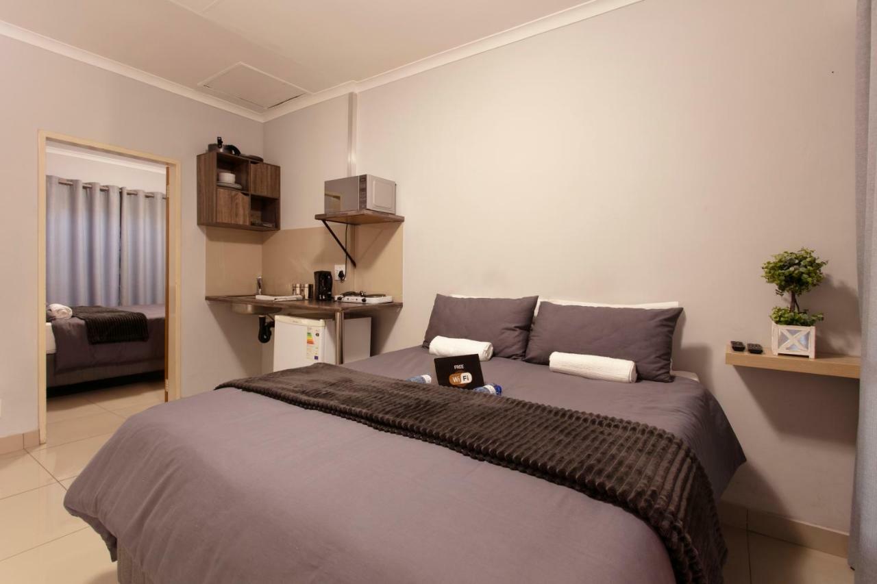 Nhà riêng 200 m² 1 phòng ngủ, 2 phòng tắm riêng ở Garsfontein Pretoria Ngoại thất bức ảnh