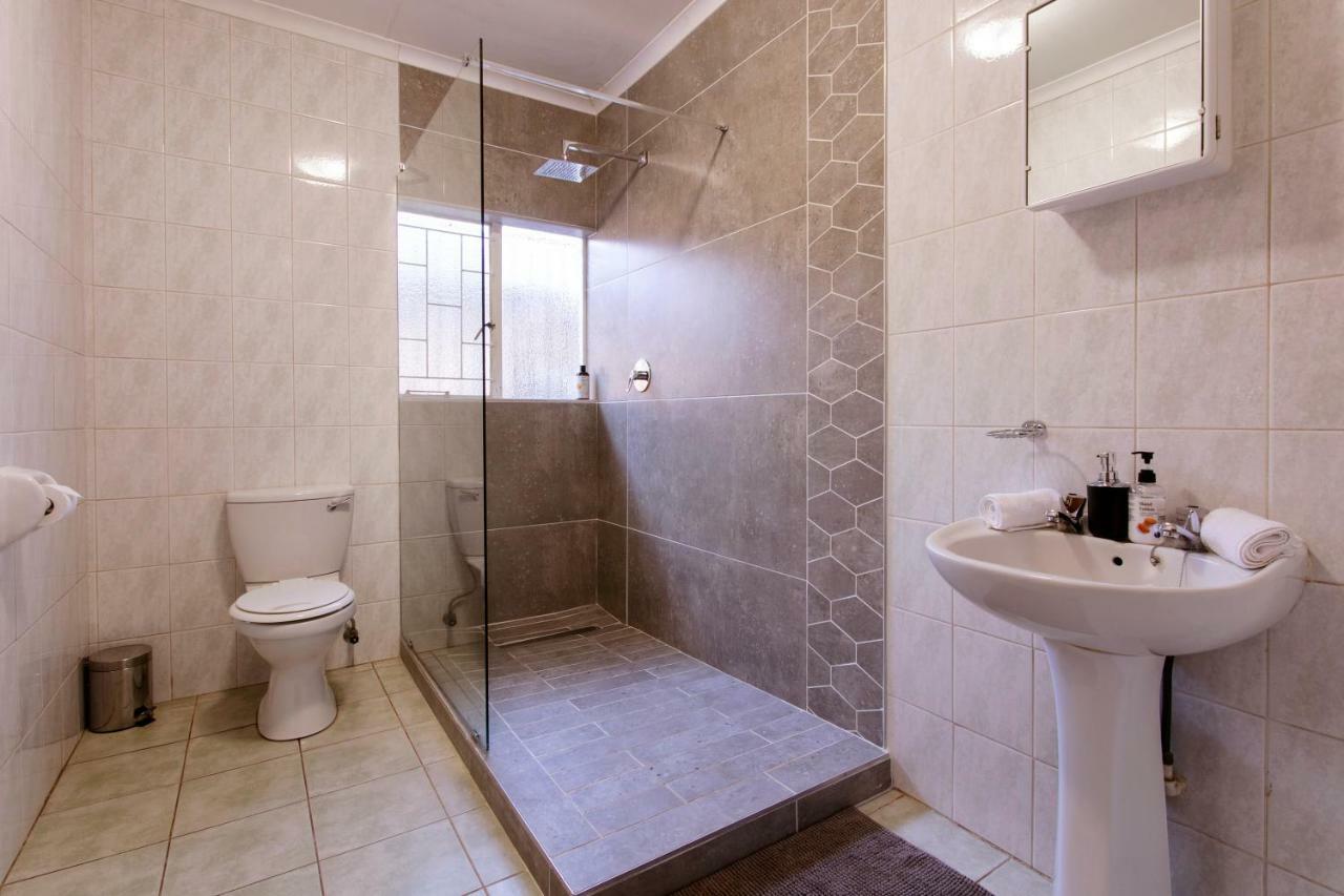 Nhà riêng 200 m² 1 phòng ngủ, 2 phòng tắm riêng ở Garsfontein Pretoria Ngoại thất bức ảnh